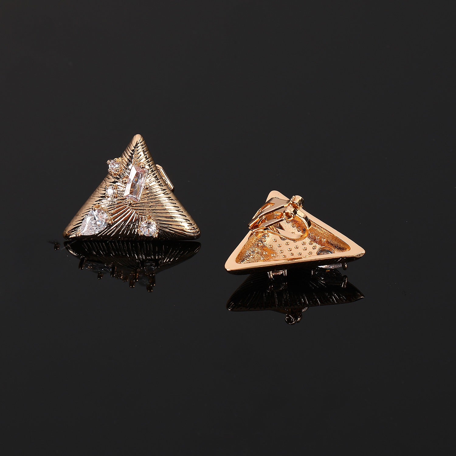 Cercei aurii, forma de triunghi, cu pietre din zirconiu si clips, Natalia C3