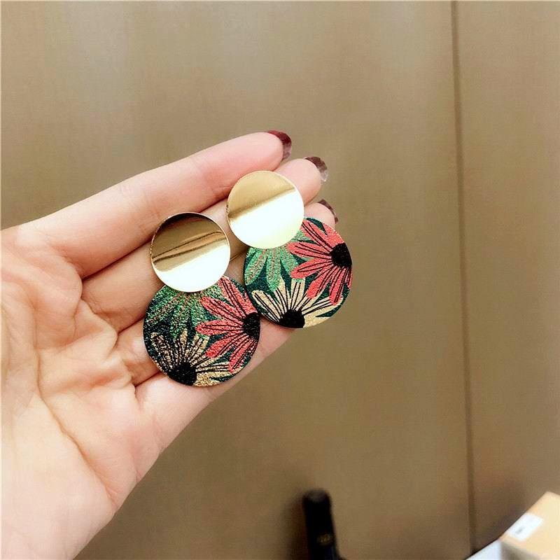 Cercei aurii, rotunzi, cu clips, model floral, Salmon C1 - Pursehuit.ro