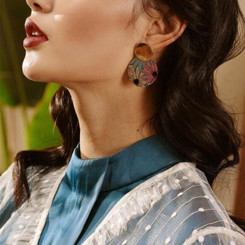 Cercei aurii, rotunzi, cu clips, model floral, Salmon C1 - Pursehuit.ro