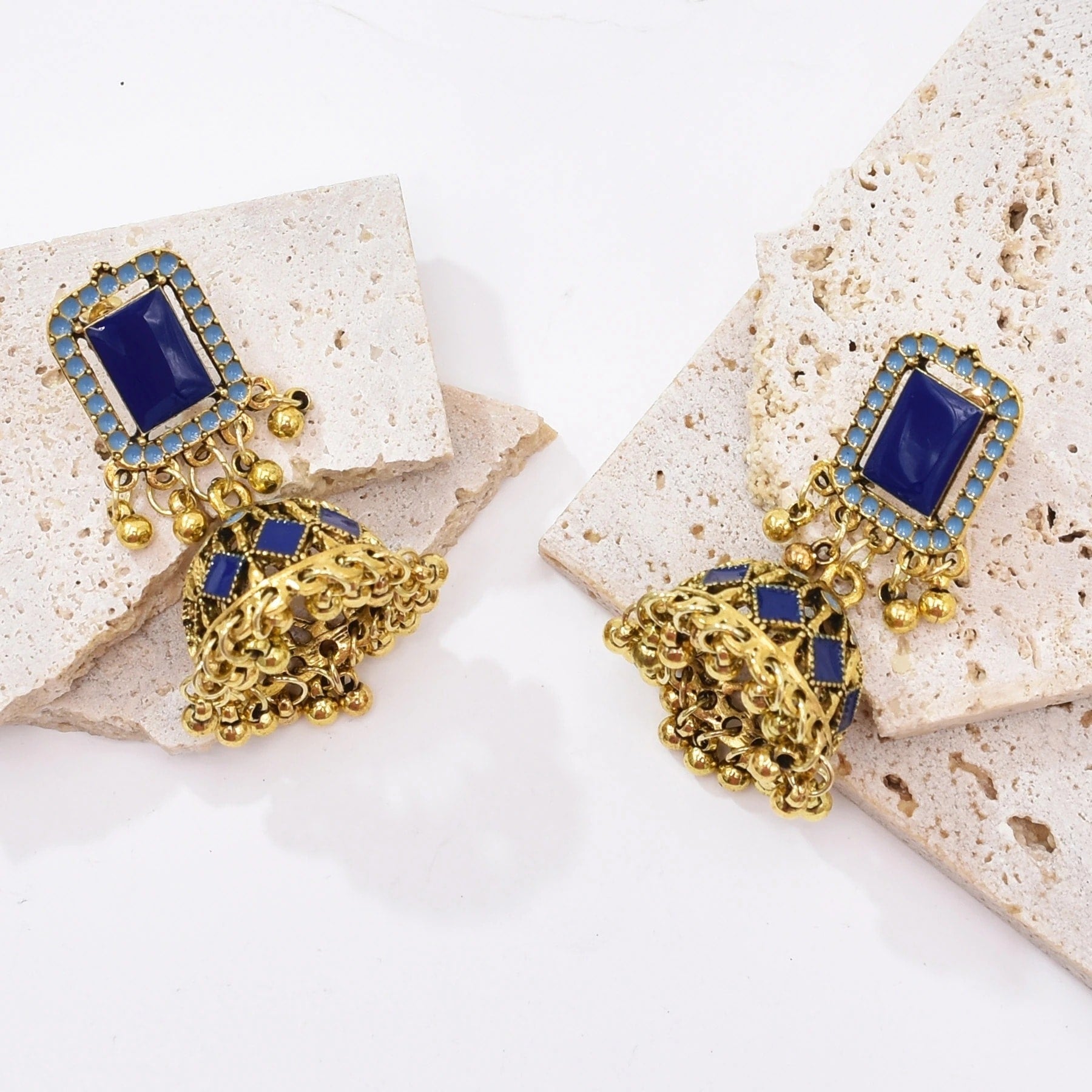 Cercei aurii, stil indian, cu clopotei si pietre albastre, Karen C34