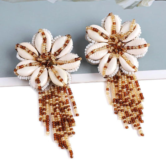 Cercei bej, forma de floare, cu scoici si margelute, Ewert C10 - Pursehuit.ro