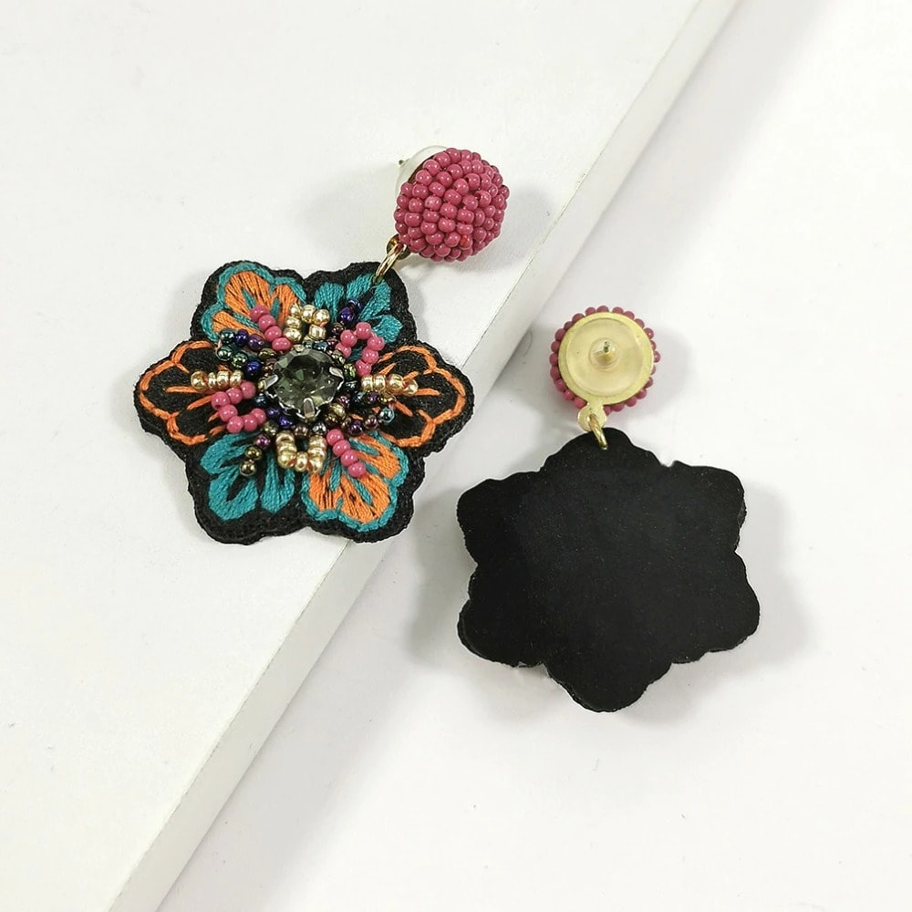 Cercei negri, forma de floare, cu margelute colorate, Renee C5