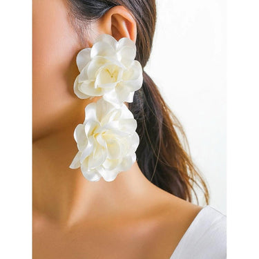 Cercei alb unt, forma de floare, Berry C16 - Pursehuit.ro