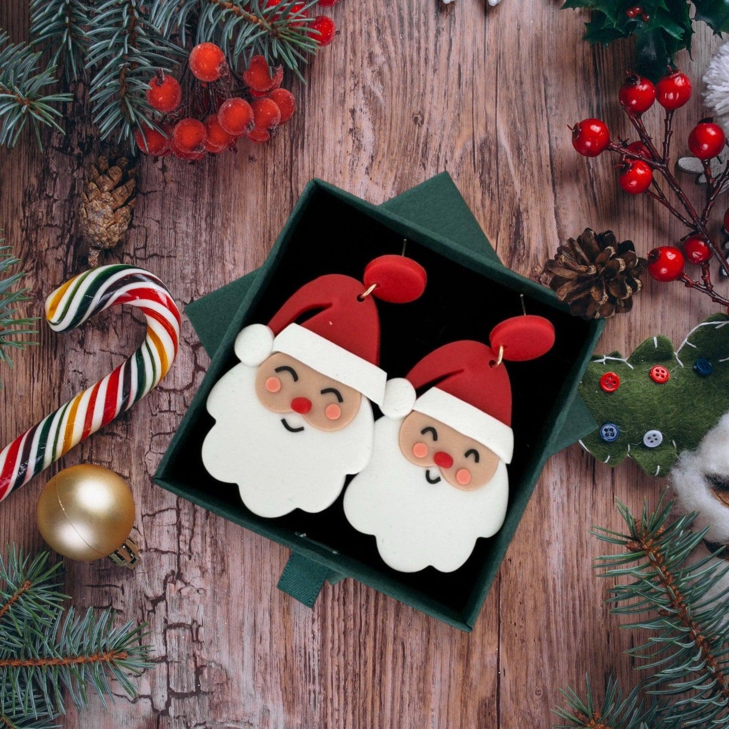 Cercei albi, forma de Mos Craciun, plus cutie cadou, Santa C23 - Pursehuit.ro