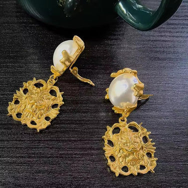 Cercei aurii, cu clips, cu perle si cap de leu, Law C3 - Pursehuit.ro
