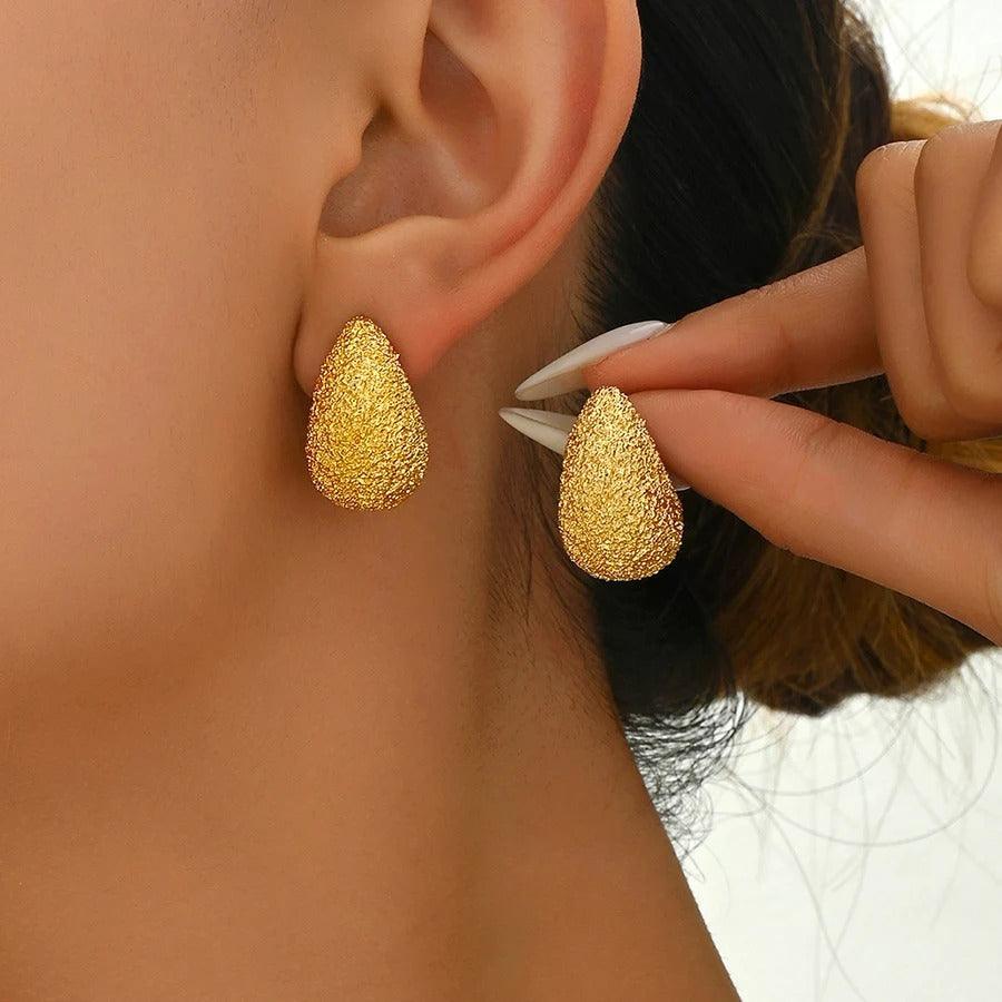 Cercei aurii, cu clips, forma de picatura de apa, texturati, Lodden C3 - Pursehuit.ro