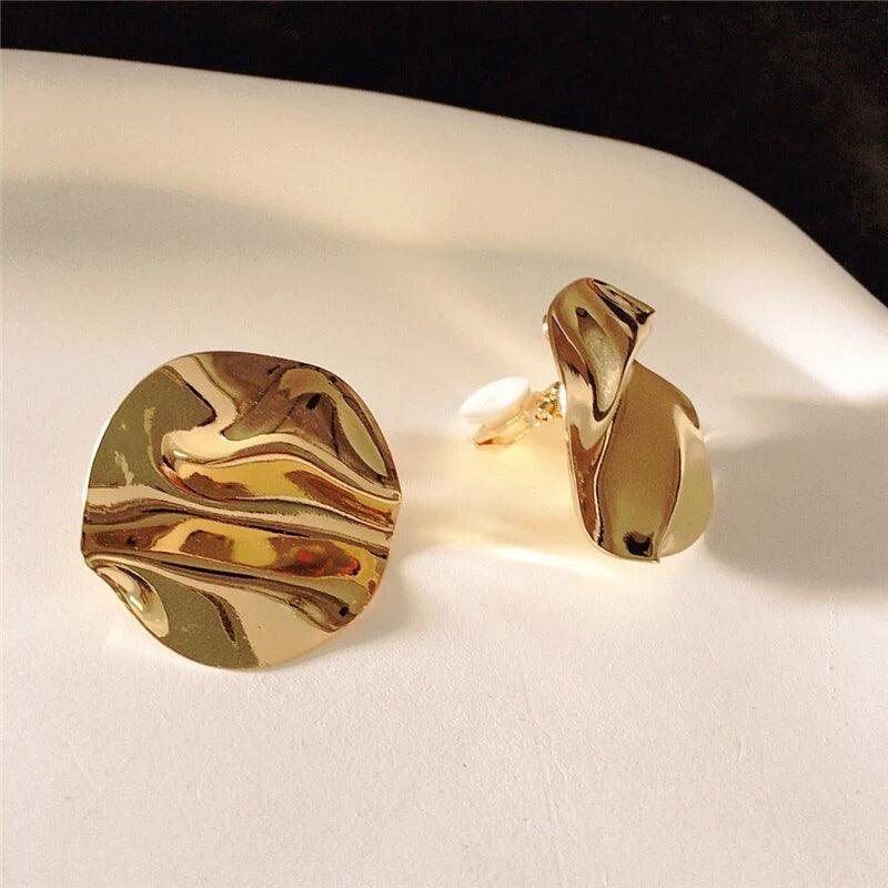 Cercei aurii, cu clips, rotunzi, textura sifonata, Lokke C3 - Pursehuit.ro