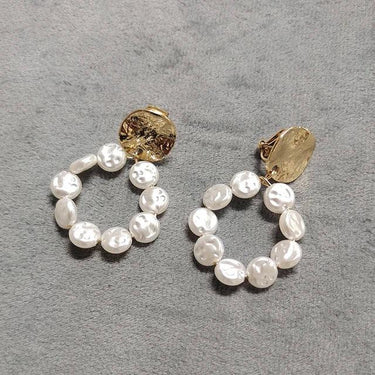 Cercei aurii, cu clips si perle plate, Bitha C6 - Pursehuit.ro