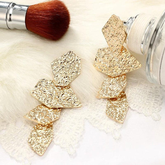 Cercei aurii, cu clips si textura sifonata, Bianco C6 - Pursehuit.ro