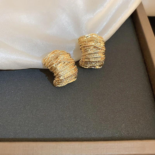 Cercei aurii, cu clips si textura sifonata, Lewe C3 - Pursehuit.ro