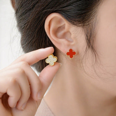 Cercei aurii, cu doua fete, din otel inoxidabil, suflati cu aur 18k, forma de trifoi, cu zirconii, Thalina C5