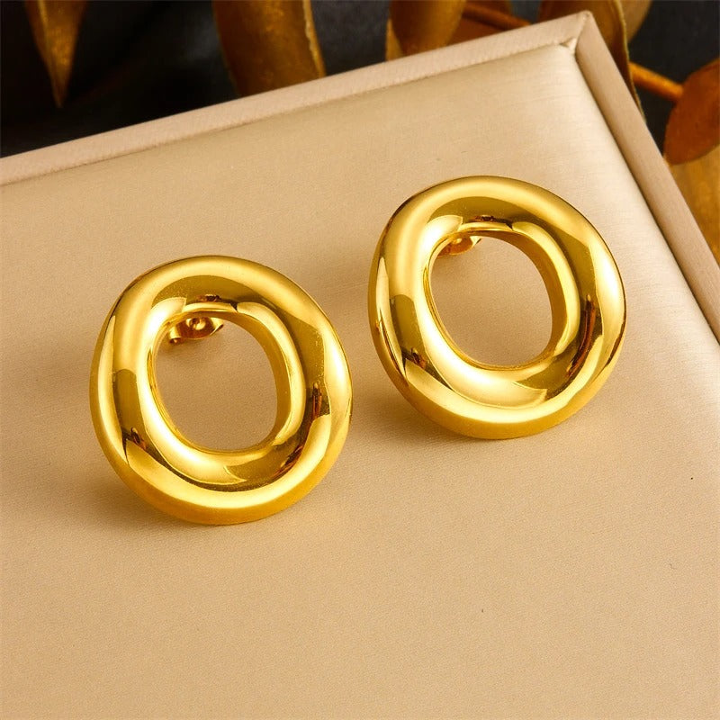 Cercei aurii, din otel inoxidabil, forma ondulata, ovala, suflati cu aur 18k, Destiny C5