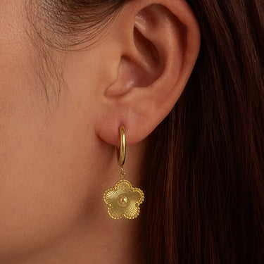 Cercei aurii, din otel inoxidabil, suflati cu aur 18k, forma de floricica, Estella C4