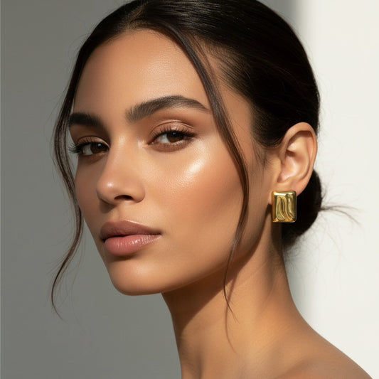 Cercei aurii, din otel inoxidabil, suflati cu aur 18k, forma dreptunghiulara, ondulata, Klara C2