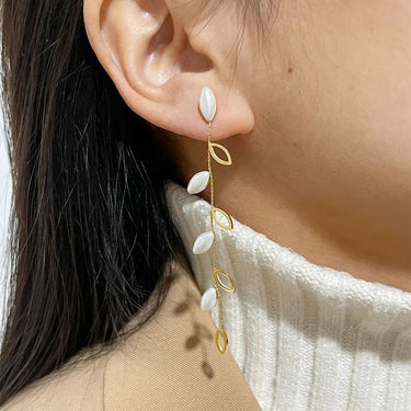Cercei aurii, lungi, din otel inoxidabil, forma de frunzulite, suflati cu aur 18k, Denys C5