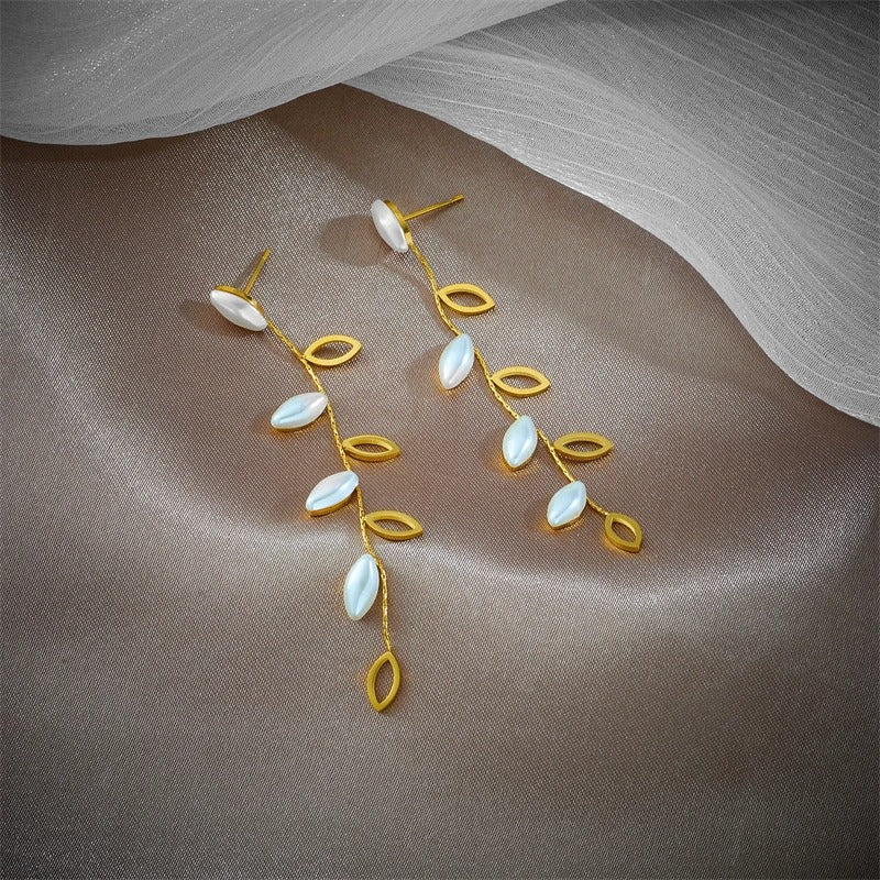 Cercei aurii, lungi, din otel inoxidabil, forma de frunzulite, suflati cu aur 18k, Denys C5