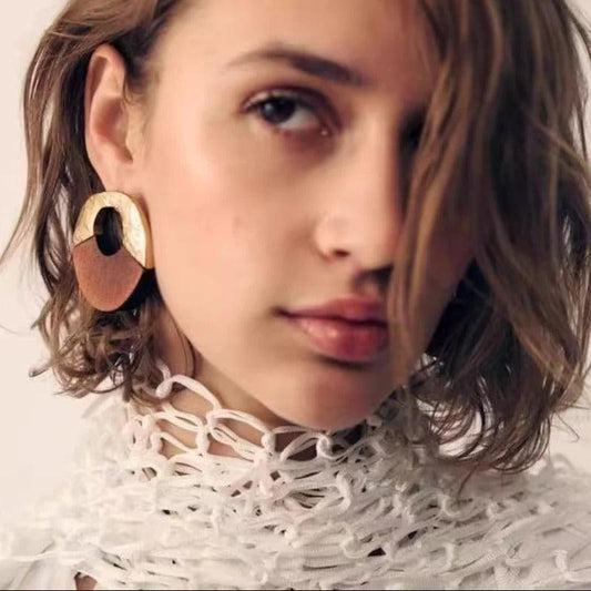 Cercei aurii, rotunzi, cu insertii de lemn si metal texturat, Regitze C15 - Pursehuit.ro