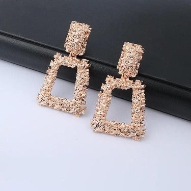 Cercei rose gold, cu clips si textura incretita, Binta C6 - Pursehuit.ro