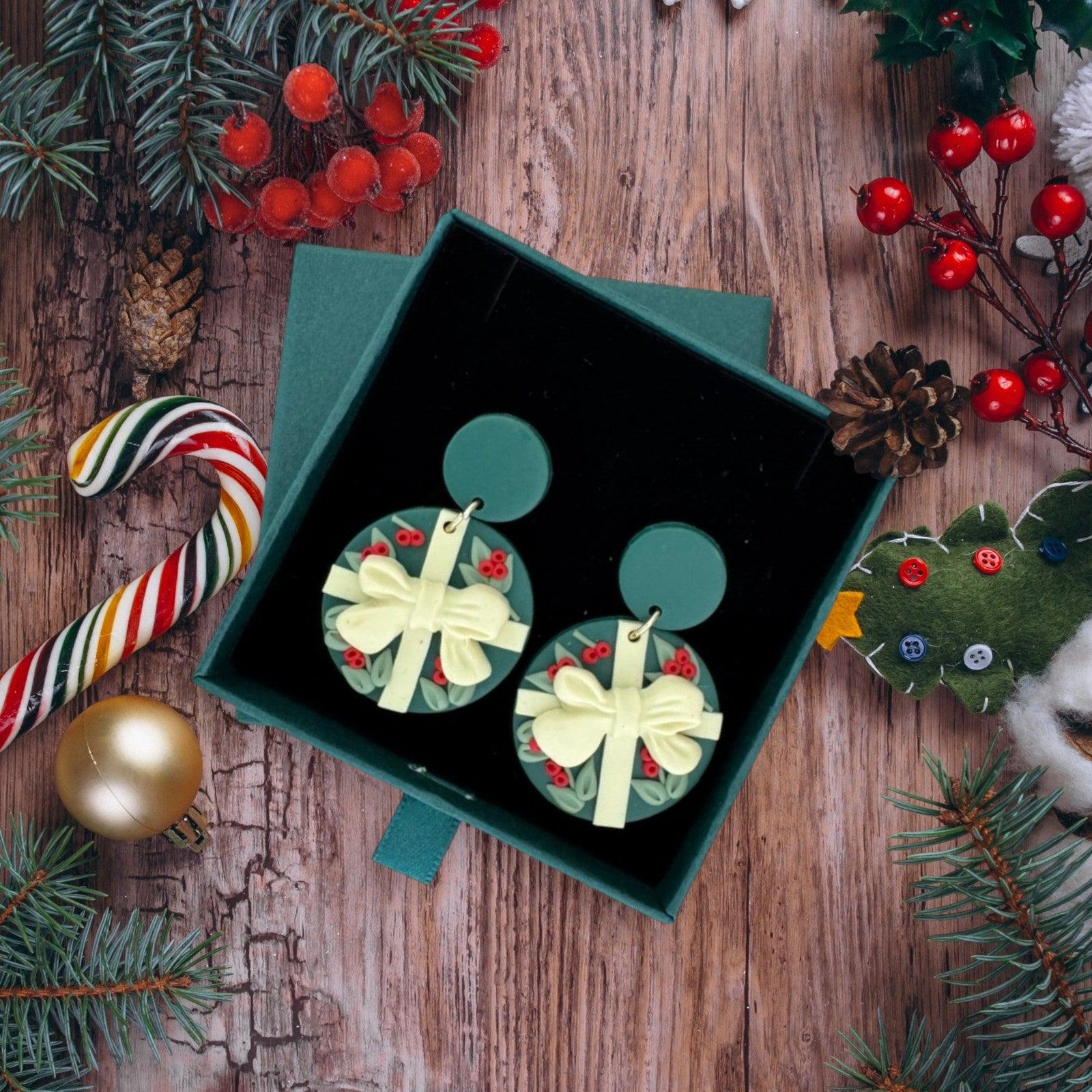 Cercei verzi, rotunzi, cu fundita si motive de Craciun, plus cutie cadou, Elif C23 - Pursehuit.ro