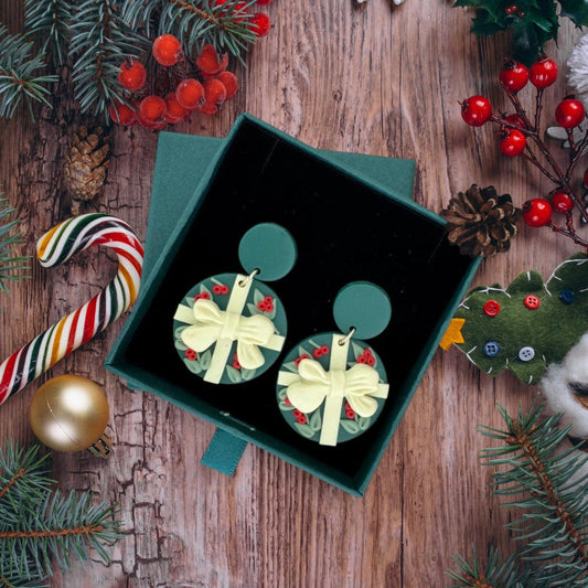 Cercei verzi, rotunzi, cu fundita si motive de Craciun, plus cutie cadou, Elif C23 - Pursehuit.ro
