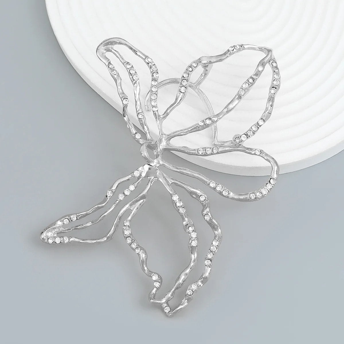 Cercel ear cuff, argintiu, forma de floare, cu pietre, Marcia C22