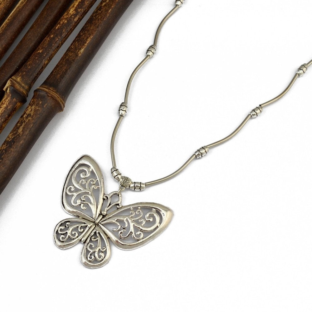 Colier argintiu, cu pandantiv in forma de fluture, Laura C27