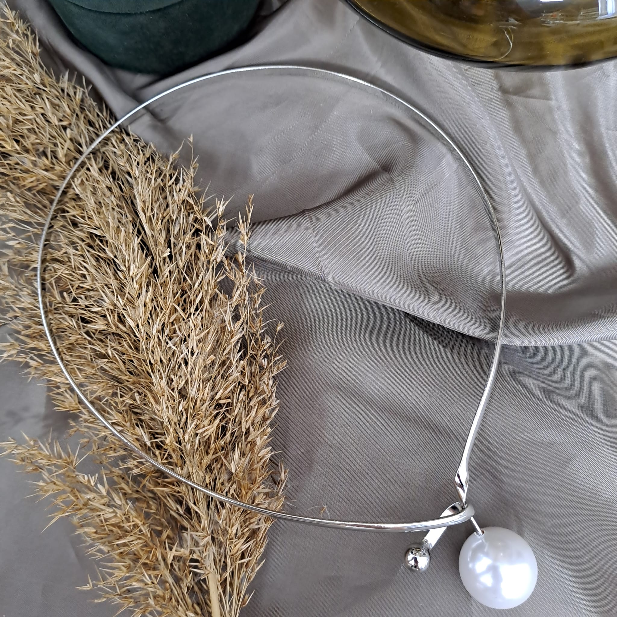 Colier argintiu, din sarma indoita, cu perla, Adrina C11