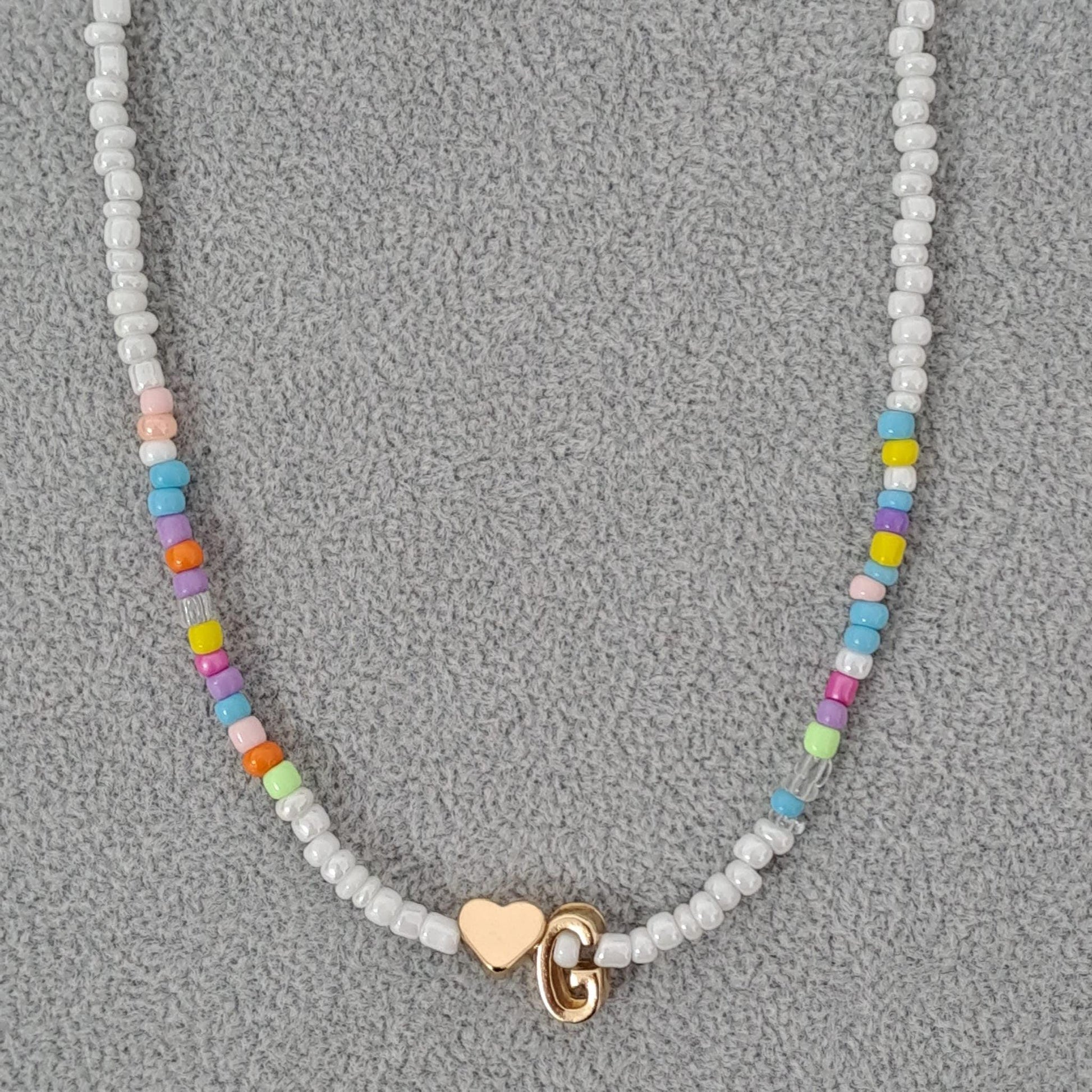 Colier auriu, cu margelute colorate, litera G C2 - Pursehuit.ro