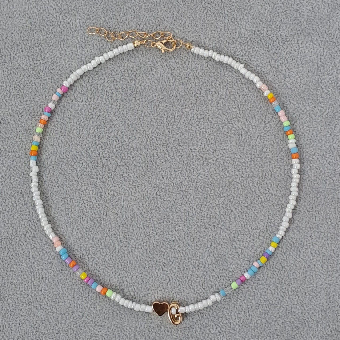 Colier auriu, cu margelute colorate, litera G C2 - Pursehuit.ro