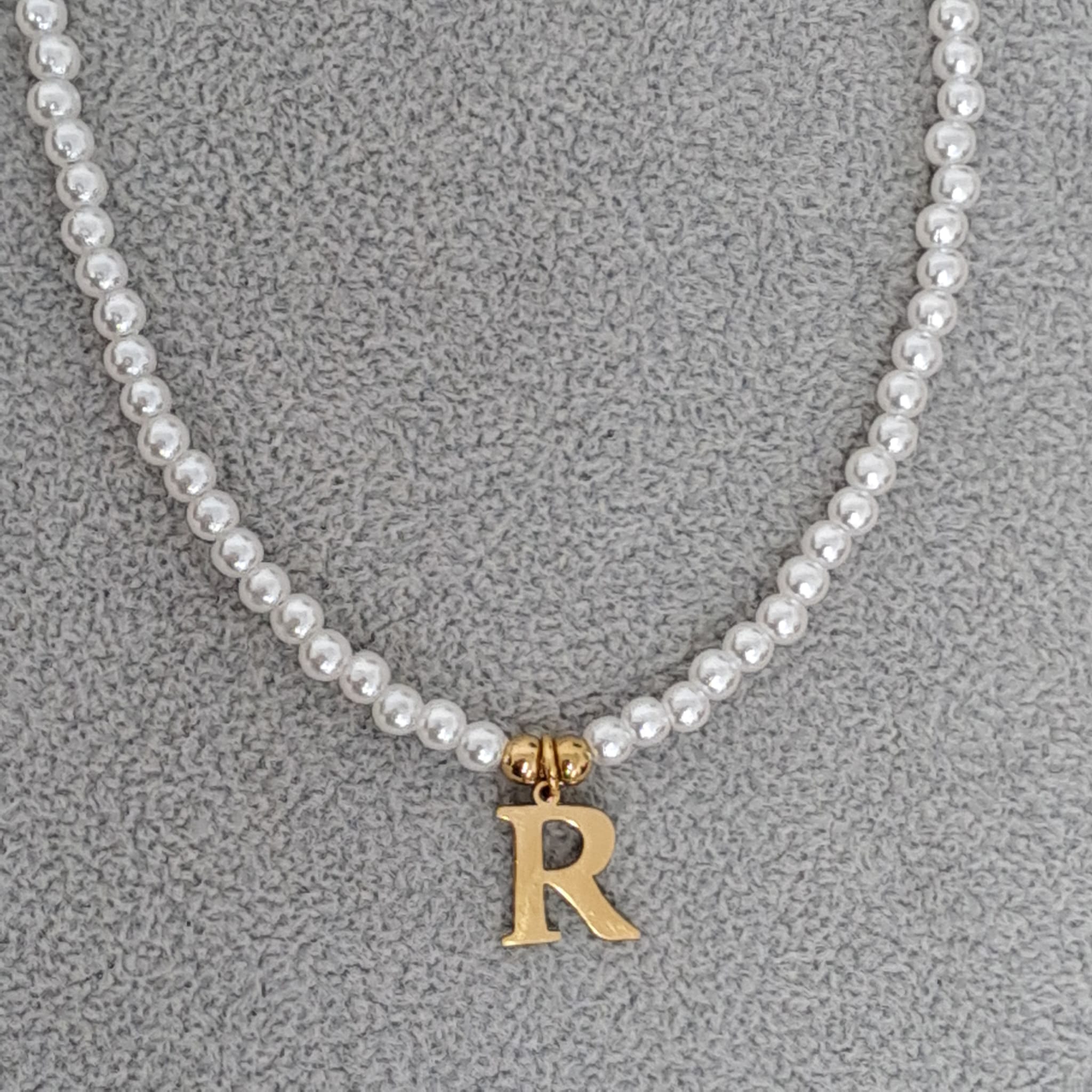 Colier auriu, cu perlute si pandantiv cu litera R C2