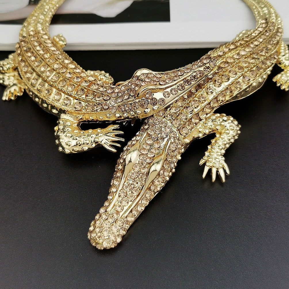 Colier auriu, forma de crocodil, cu pietre, Roza C6