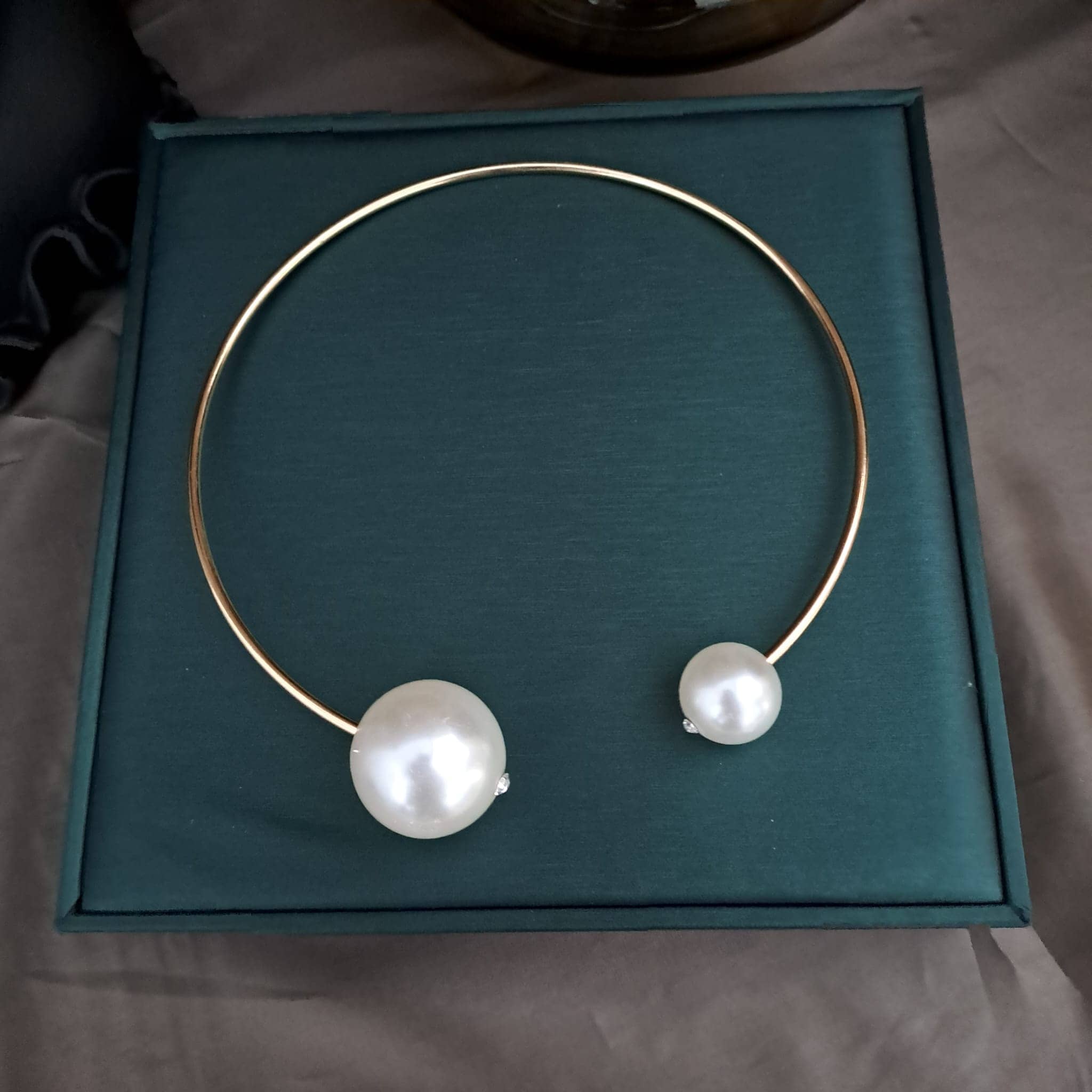 Colier auriu, in forma de cerc, cu perle, Deana C27