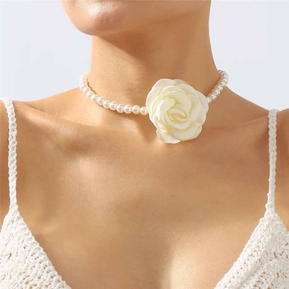 Colier choker, alb, cu perle si floare bej, Marisa C2