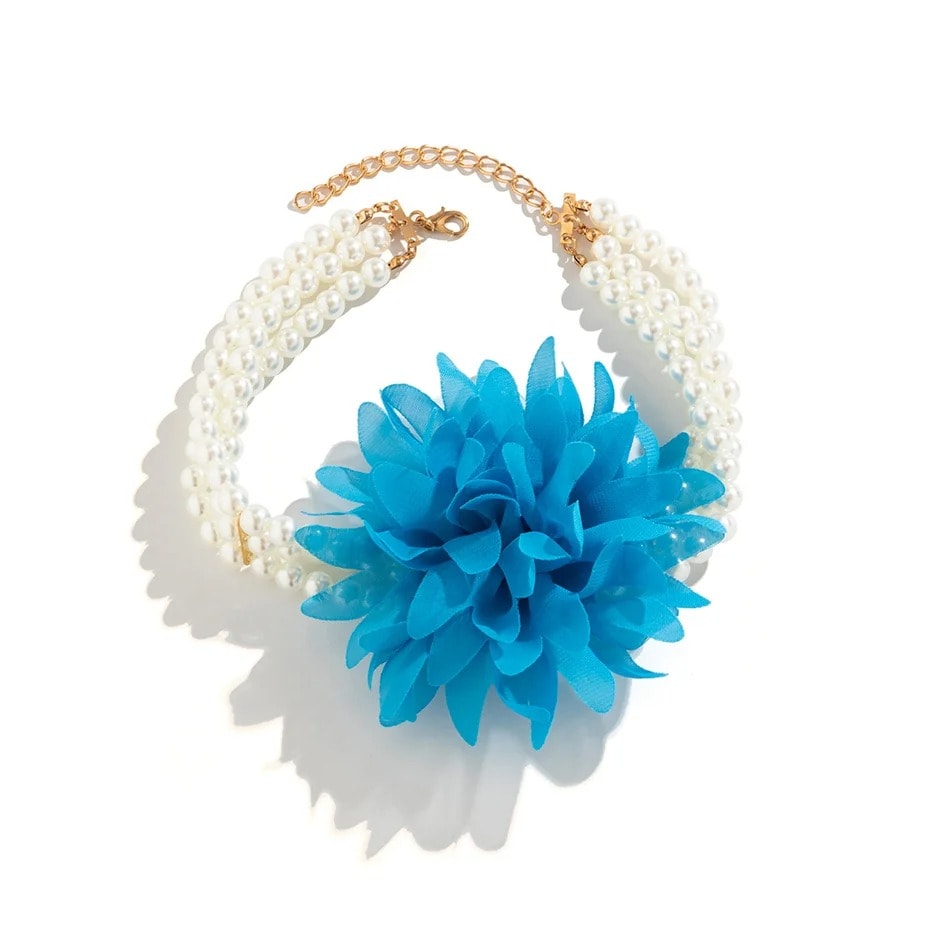 Colier choker, alb, cu perle si floare bleu, Maritha C1