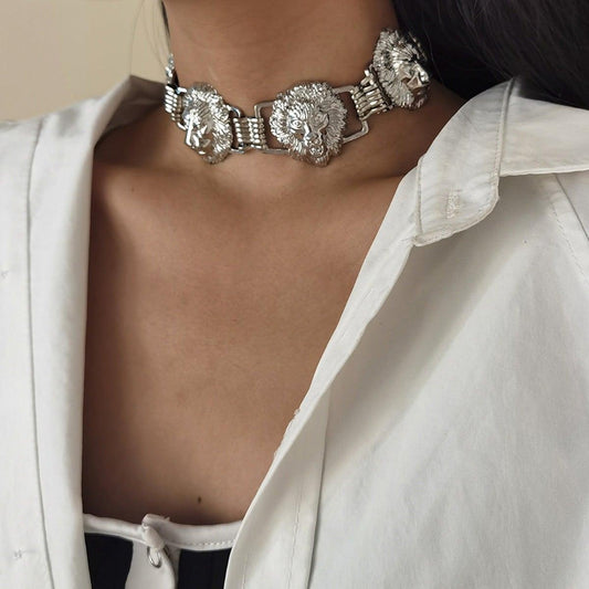 Colier choker argintiu, cu placute in forma de cap de leu, Eivi C5 - Pursehuit.ro