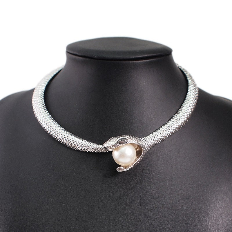 Colier choker, argintiu, cu sarpe si perla, Drude C10