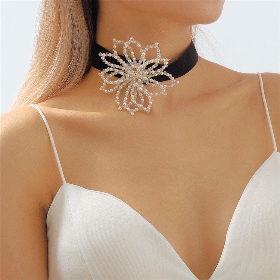 Colier choker, negru, cu floare alba, din margelute, Halldor C1 OUT