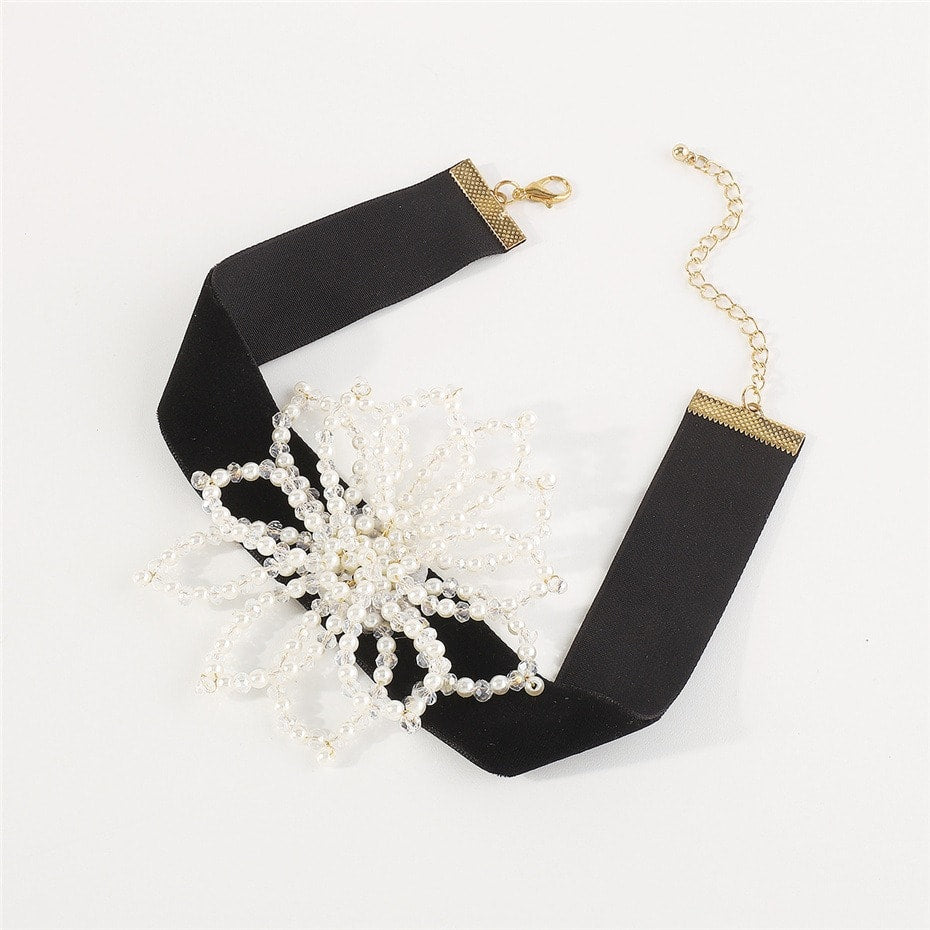 Colier choker, negru, cu floare alba, din margelute, Halldor C1 OUT