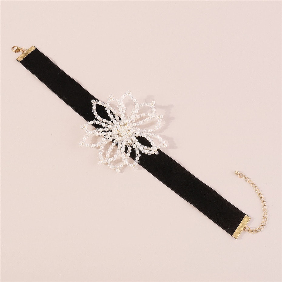 Colier choker, negru, cu floare alba, din margelute, Halldor C1 OUT