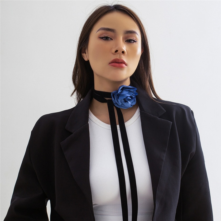 Colier choker, negru, cu floare albastra, Hank C2