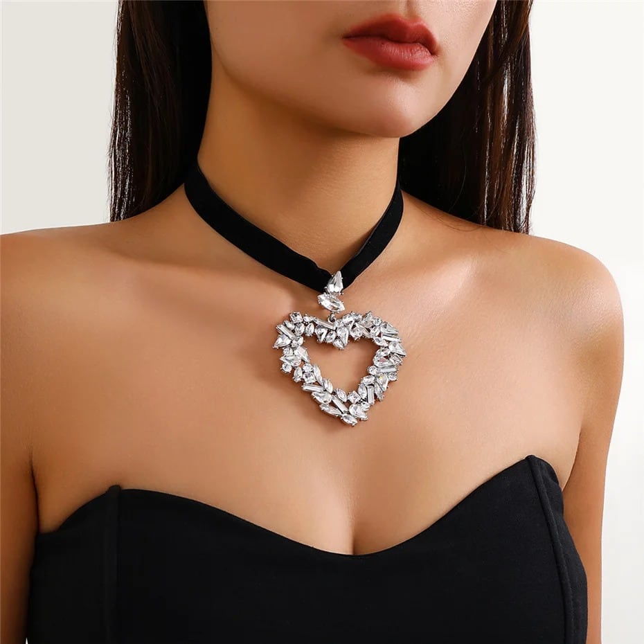 Colier choker, negru, cu pandantiv inima, cu pietre, Regitse C3