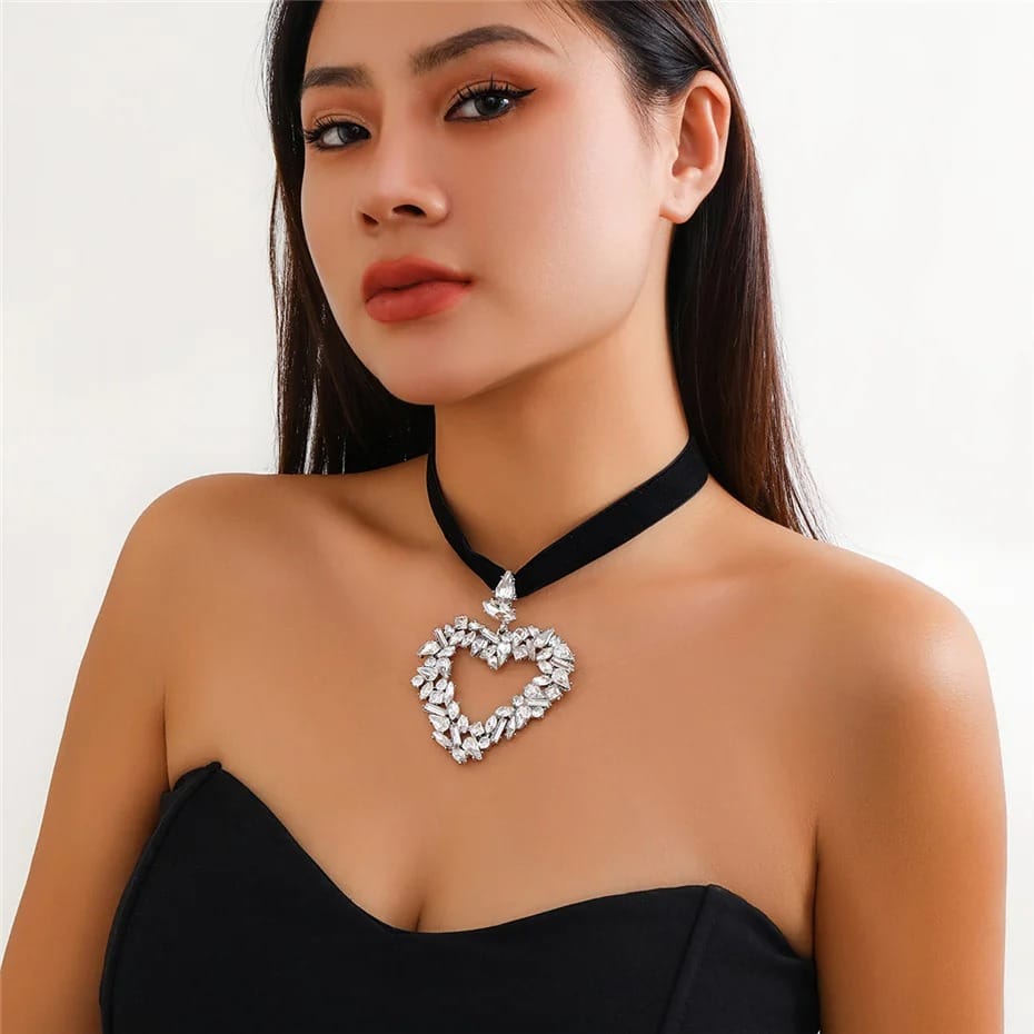 Colier choker, negru, cu pandantiv inima, cu pietre, Regitse C3