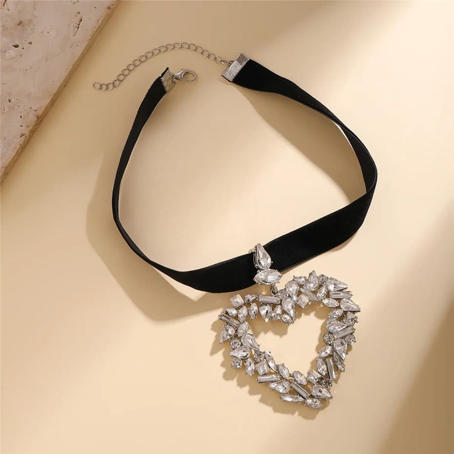 Colier choker, negru, cu pandantiv inima, cu pietre, Regitse C3