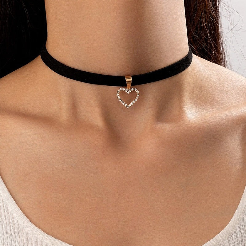 Colier choker negru, cu pandantiv inima si pietre, Ninon C34