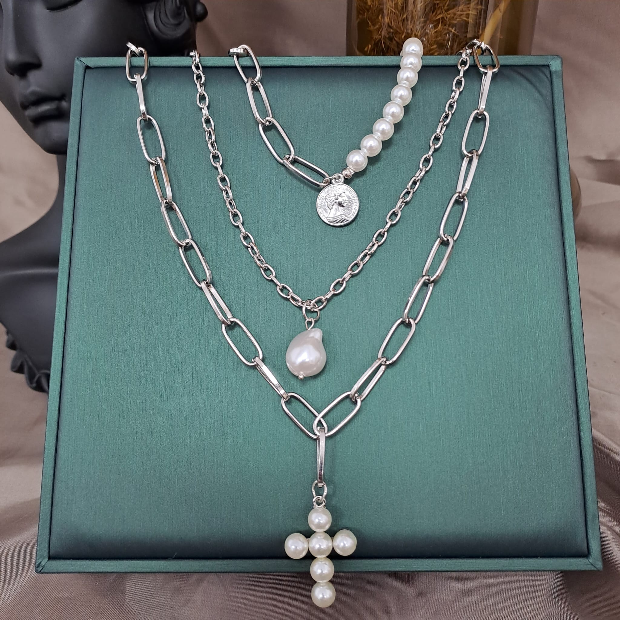 Colier in 3 straturi, cu perle si cruciulita, argintiu, Linetth C1