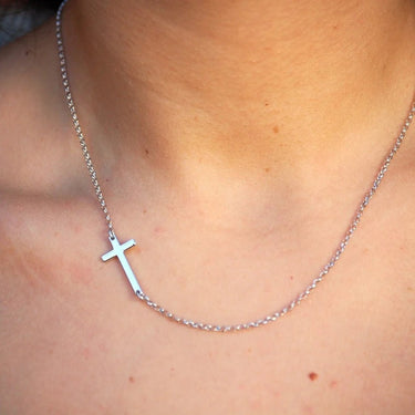 Colier argintiu, din otel inoxidabil, suflat cu aur 18k, cu cruciulita delicata, Henna C3