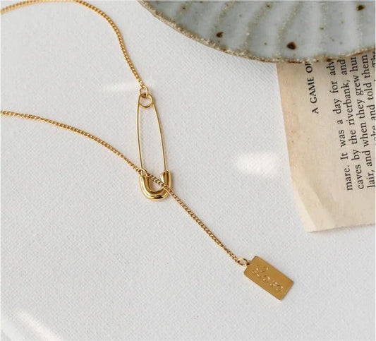 Colier auriu, din otel inoxidabil, cu ac de siguranta si tag Love, suflat cu aur 18k, Ami C1 - Pursehuit.ro