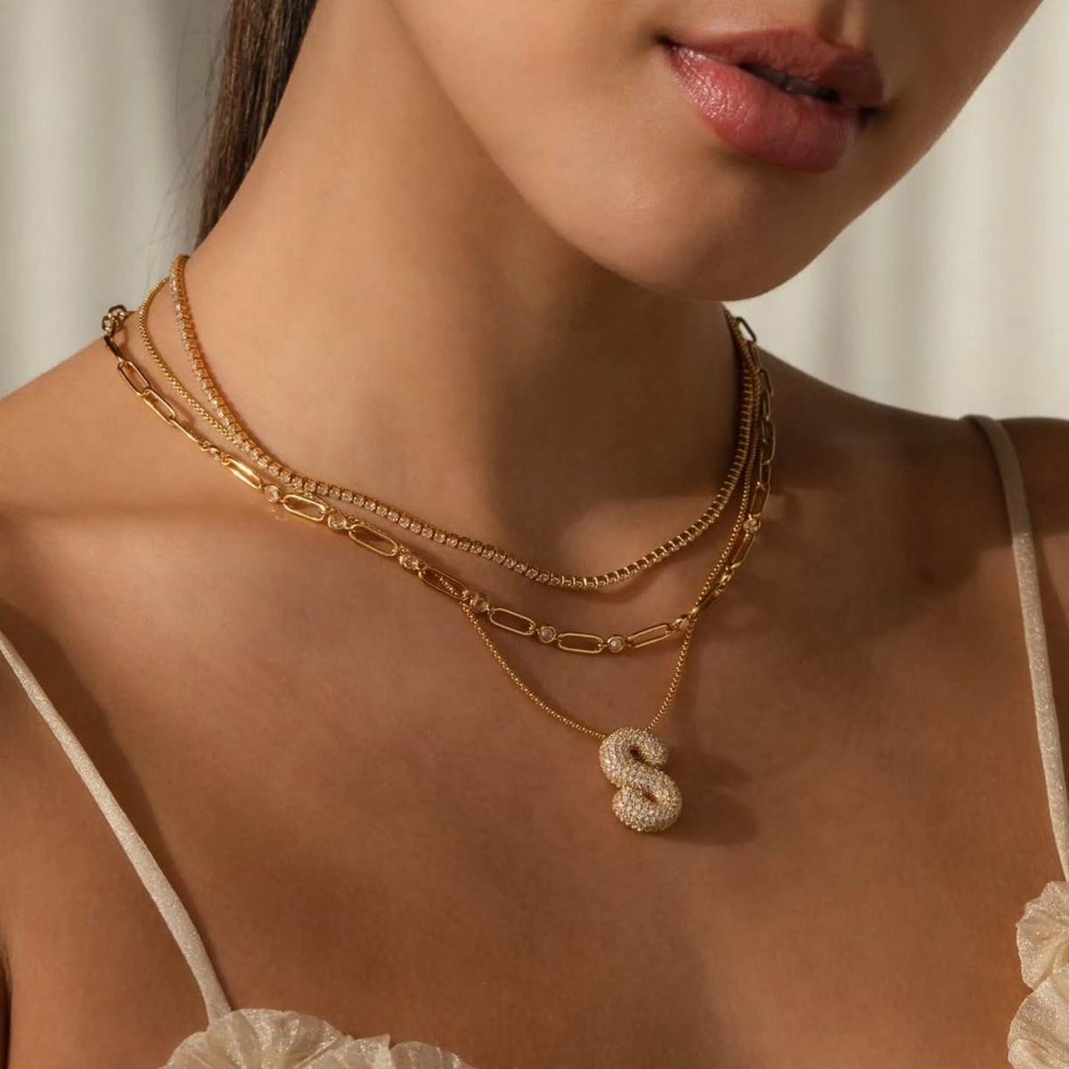 Colier auriu, din otel inoxidabil, cu pietre din zirconiu, suflat cu aur 18k, cu initiala, C7