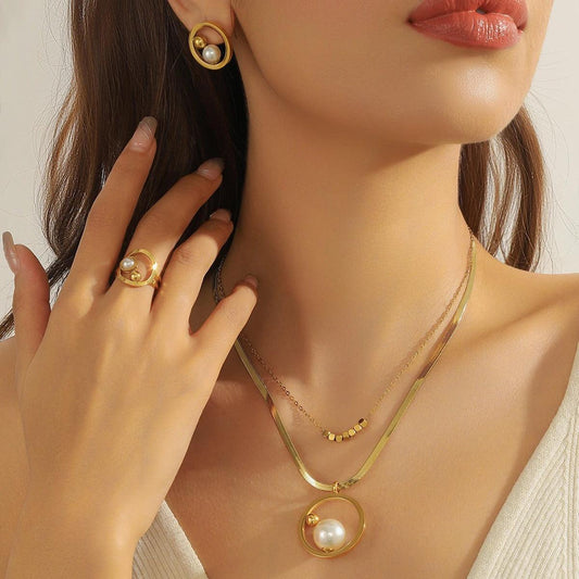 Colier auriu, din otel inoxidabil, in 2 straturi, cu pandantiv rotund contemporan si perlute, suflat cu aur 18k, Carla C11 - Pursehuit.ro