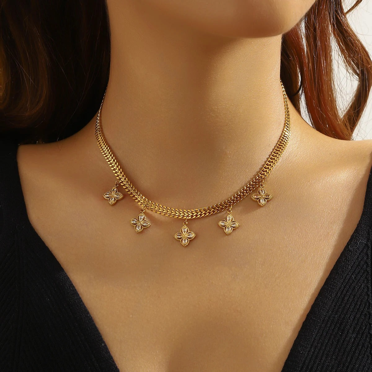 Colier auriu, din otel inoxidabil, suflat cu aur 18k, cu floricele si pietre, Risa C5